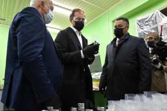 Игорь Руденя и Денис Мантуров осмотрели производство деталей для аппаратов ИВЛ в Ржеве