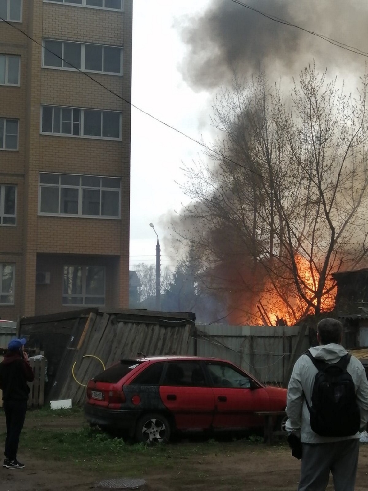 В Твери вспыхнул припаркованный возле частного дома автомобиль