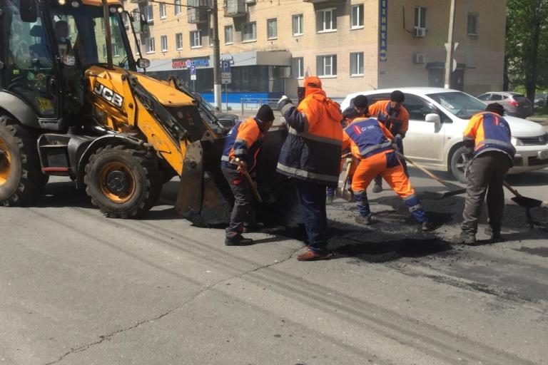 В Твери продолжают ремонт улиц горячим асфальтобетоном