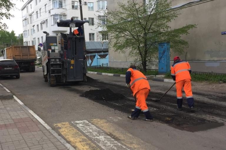 В Твери продолжают ремонт улиц горячим асфальтобетоном