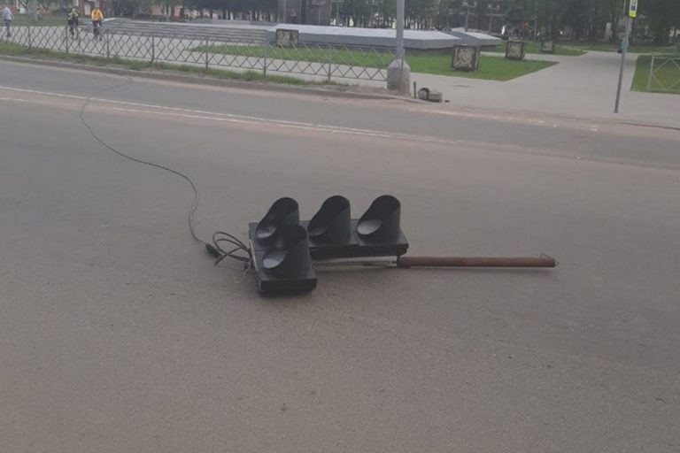 Жителя Ржева травмировал упавший светофор