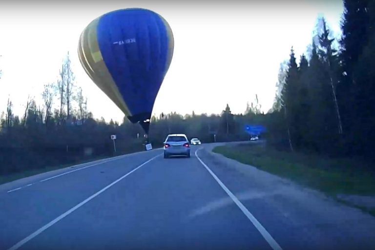 Под Тверью на шоссе приземлился воздушный шар