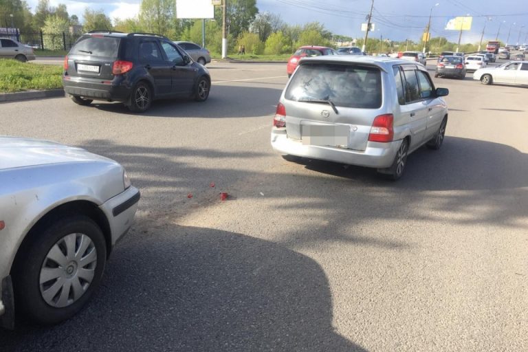 В столкновении двух автомобилей в Твери пострадали два человека