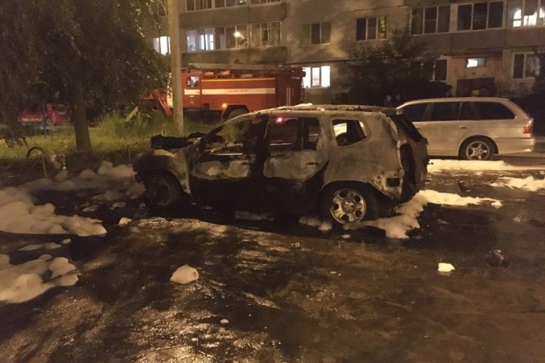 В Твери ночью горели семь автомобилей