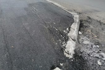 В Ржеве забраковали работу подрядчика, некачественно уложившего асфальт