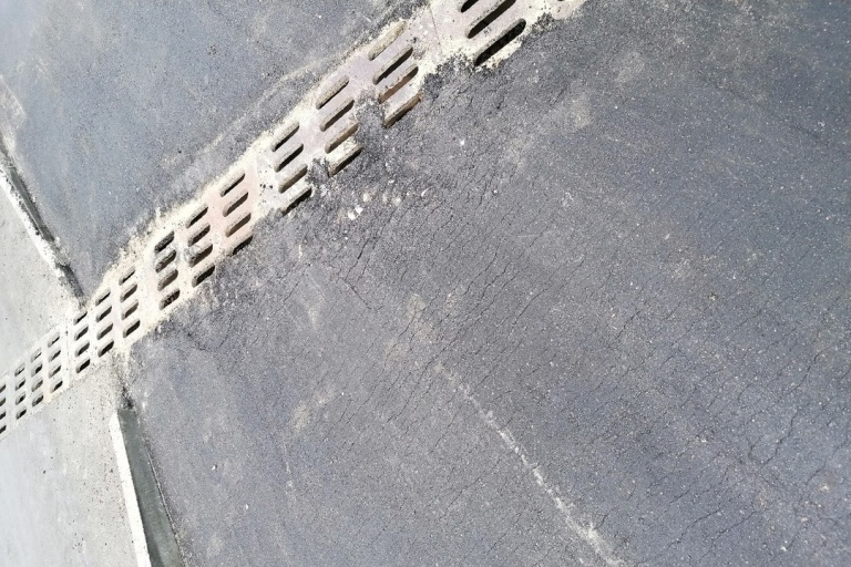 В Ржеве забраковали работу подрядчика, некачественно уложившего асфальт