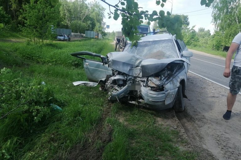 Под Тверью пьяный водитель на ВАЗе врезался в опору ЛЭП