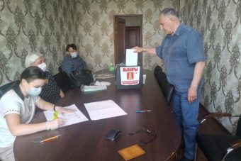 Жители отмечают высокий уровень санитарной безопасности на участках для голосования по поправкам в Конституцию
