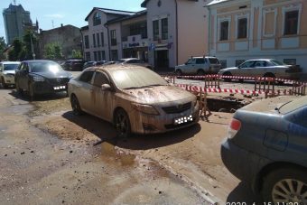 Грязевой фонтан в центре Твери испачкал машины Грязевой фонтан в центре Твери испачкал машины