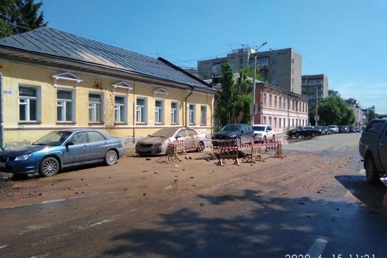 Грязевой фонтан в центре Твери испачкал машины