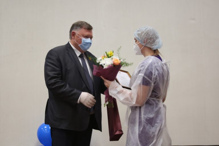 Евгений Пичуев поздравил сотрудников областной больницы