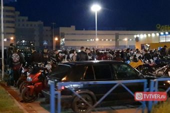 Лики самоизоляции: молодежь и байкеры устроили полночную вечеринку у гипермаркета «Лента» в Твери