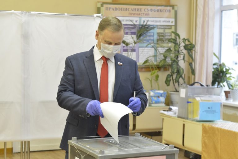 25 июня по поправкам в Конституцию проголосовал председатель Заксобрания Тверской области