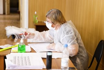 В Тверской области по поправкам в Конституцию активно голосуют медики