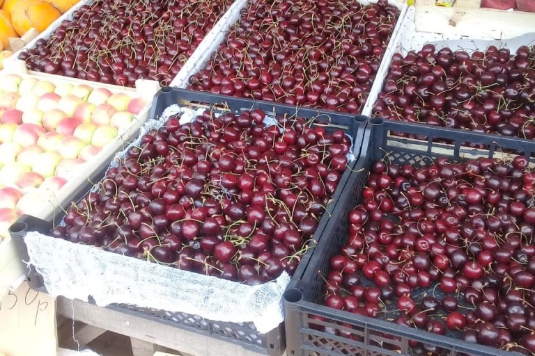 На рынке в Твери торговали сомнительной клубникой и черешней