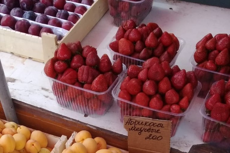 На рынке в Твери торговали сомнительной клубникой и черешней