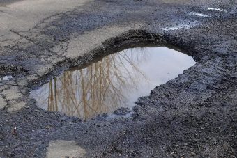 Администрацию в Тверской области оштрафовали на 100 тысяч рублей за яму на дороге в 4 квадратных метра