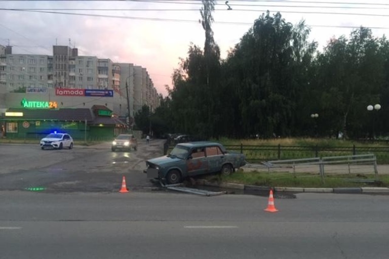 В Твери водитель ВАЗ сбил ограждение и травмировал женщину-пешехода
