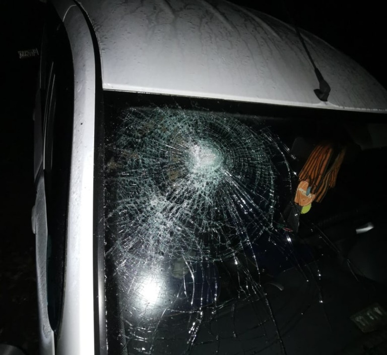 В Твери неадекватный мужчина ударил прохожего и разбил две машины