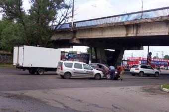 Под Южным мостом в Твери столкнулись два автомобиля