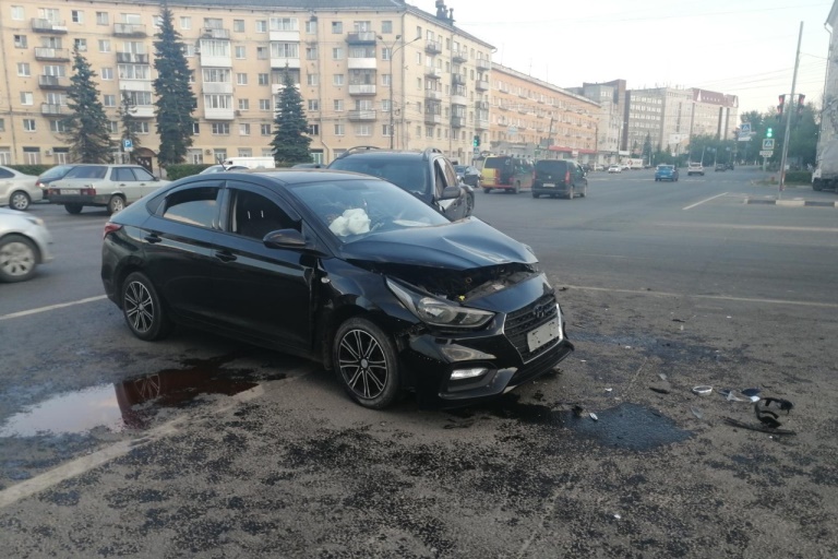 В центре Твери женщина пострадала в столкновении двух иномарок
