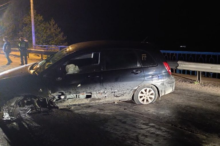 В Тверской области водитель врезался в ограждение моста и сбежал с места ДТП