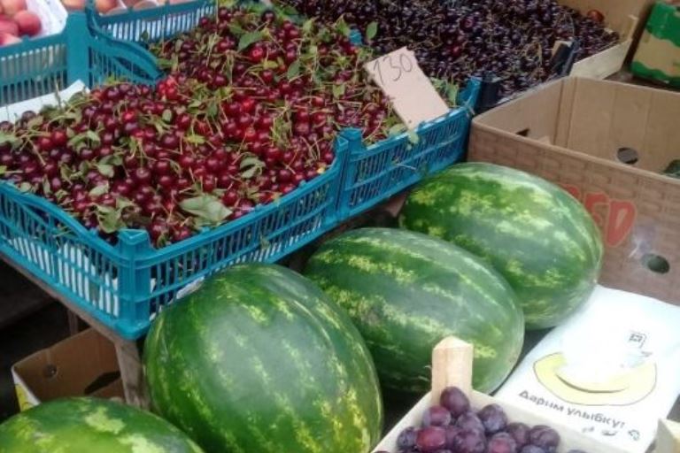 В Нелидово и Белом торговали сомнительными ягодами и фруктами