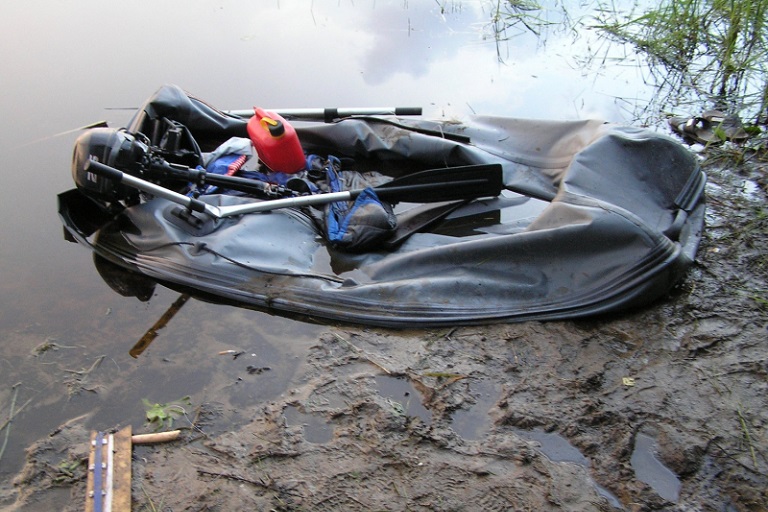 В Тверской области гражданин порезал собутыльнику лодку, колеса и разбил лобовое стекло машины