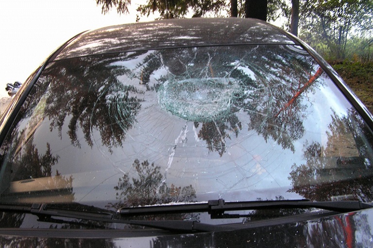 В Тверской области гражданин порезал собутыльнику лодку, колеса и разбил лобовое стекло машины