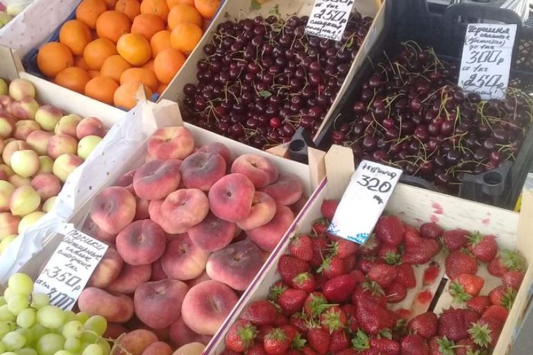 В Лихославле торговали сомнительной клубникой, персиками и черешней
