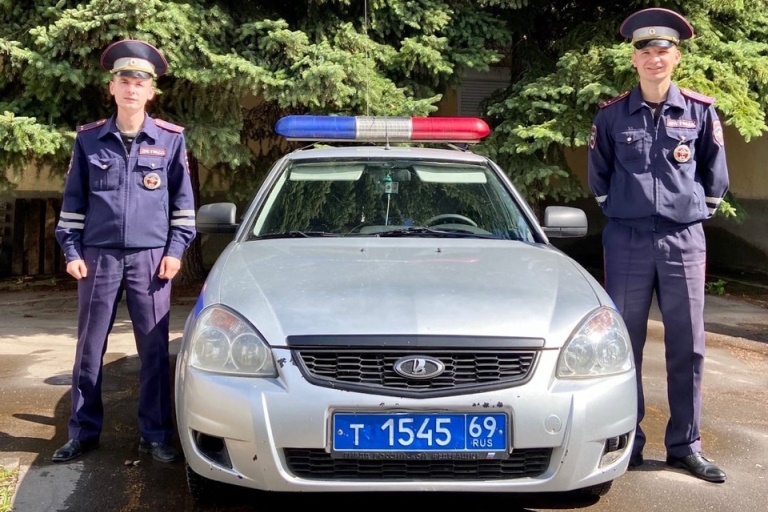 Тверские госавтоинспекторы спасли жизнь истекавшего кровью дачника