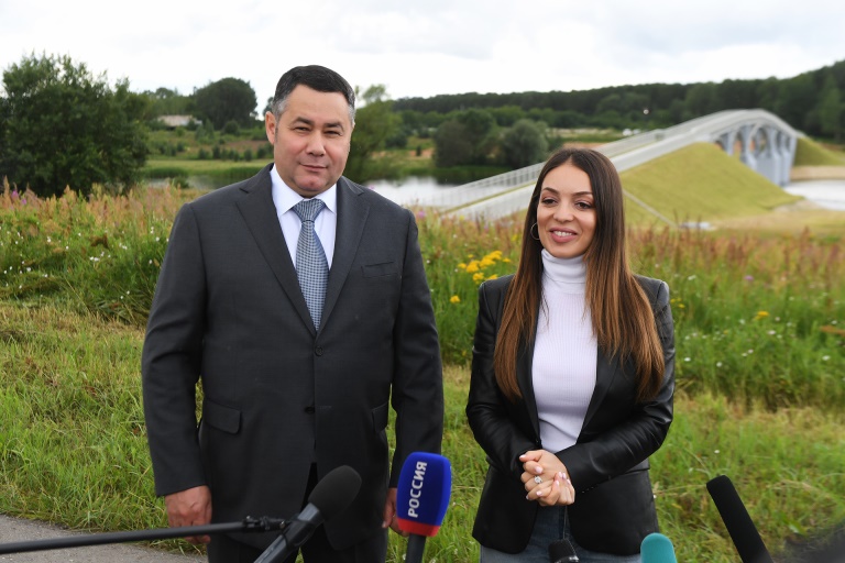 Игорь Руденя и Зарина Догузова открыли новый пешеходный мост через реку Дойбица в рамках кластера «Волжское море»