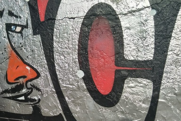 В Твери борются с нелегальной уличной рекламой и граффити