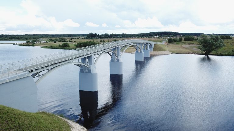 Игорь Руденя и Зарина Догузова открыли новый пешеходный мост через реку Дойбица в рамках кластера «Волжское море»