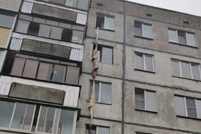 Жительница Тверской области погибла, пытаясь спуститься с пятого этажа по простыням