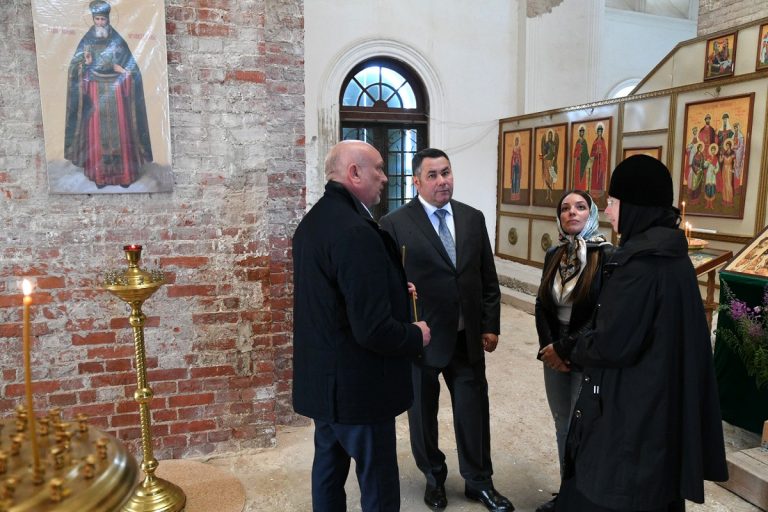 Губернатор Игорь Руденя и глава Ростуризма Зарина Догузова посетили святыни осташковского края