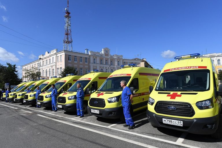 Больницам и подразделениям МЧС Тверской области переданы новые автомобили