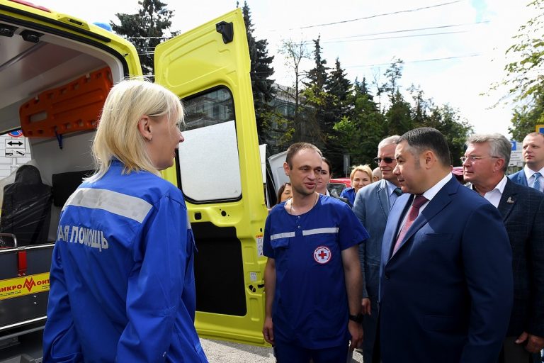 Больницам и подразделениям МЧС Тверской области переданы новые автомобили