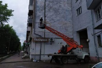 В Твери закрасили портрет Солженицына, нарисованный на фасаде дома