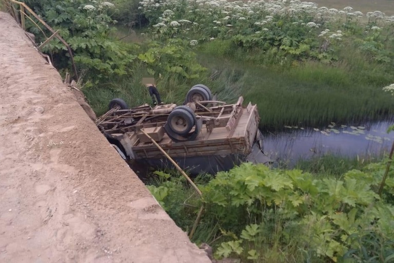 В Тверской области водитель без прав опрокинул ГАЗель в реку, пассажир погиб