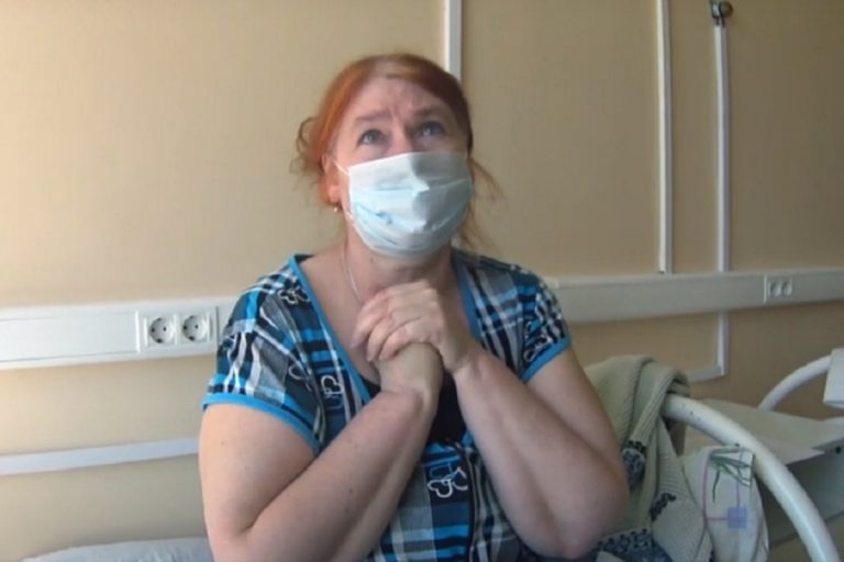 Пациентка инфекционного госпиталя в Твери хочет посмотреть на врачей без скафандров