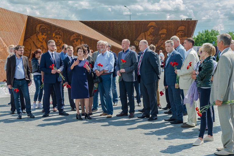 Депутаты Законодательного Собрания Тверской области возложили цветы к Ржевскому мемориалу