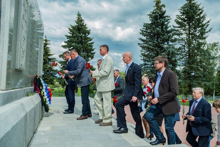 Депутаты Законодательного Собрания Тверской области возложили цветы к Ржевскому мемориалу
