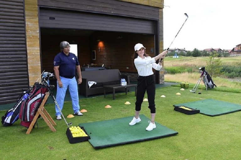 Олимпийская чемпионка Алина Загитова в Тверской области сыграла в гольф