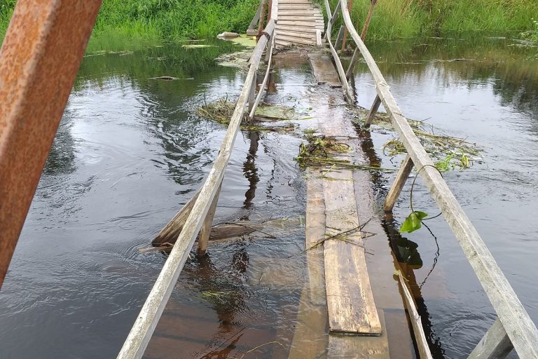 Жабня "душит": кто и почему в Тверской области не может построить мост для людей