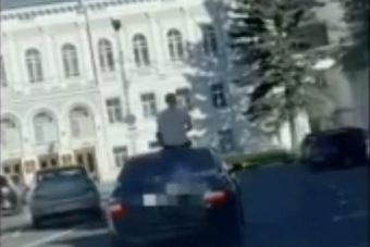 Владелец "Мерседеса" устроил в Твери покатушки на крыше