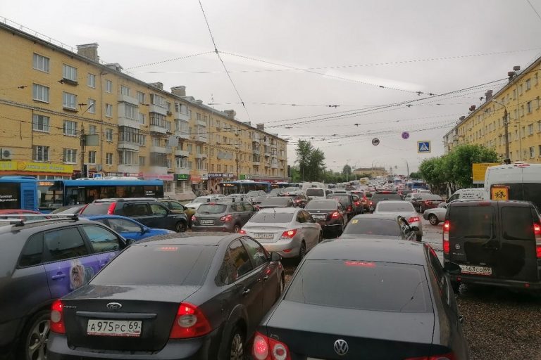 Движение в центре Твери заблокировано из-за аварии на Новом мосту