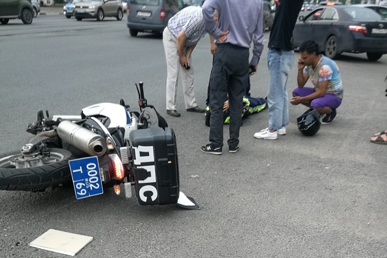 В Твери автомобиль сбил инспектора ГИБДД на мотоцикле