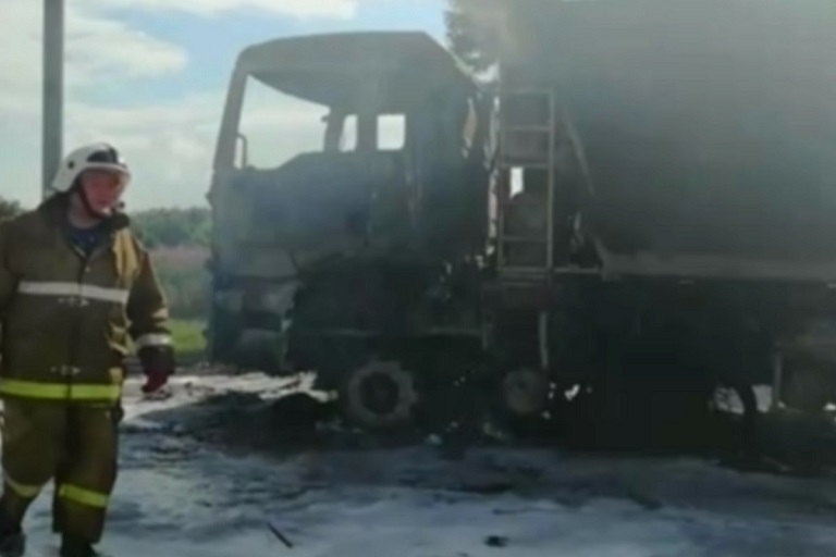 В Тверской области на трассе М-10 сгорел самосвал