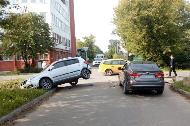 В Тверской области женщина-водитель спровоцировала столкновение трех автомобилей